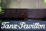 Auf diesem Bild sieht man ein Schild mit Aufschrift "Tanz Pavillion".