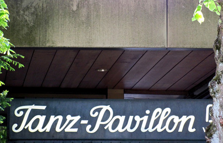 Auf diesem Bild sieht man ein Schild mit Aufschrift "Tanz Pavillion".