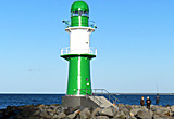 Auf diesem Bild sieht man einen grünen Signalturm an der Hafeneinfahrt zu Warnemünde.