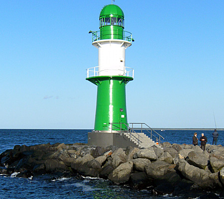 Auf diesem Bild sieht man einen grünen Signalturm an der Hafeneinfahrt zu Warnemünde.