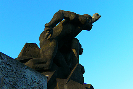 Auf diesem Bild sieht man ein Denkmal zweier Arbeiter, die mit geballten Fäusten gen Himmel streben.