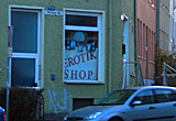 Auf diesem Bild sieht man die Fenster-Werbung eines Erotik-Shops.