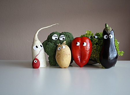 Auf diesem Bild sieht man Gemüse mit aufgeklebten Augen.