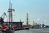Auf diesem Bild sieht man den Stadthafen und einige Segelschiffe.