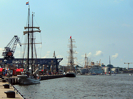 Auf diesem Bild sieht man den Stadthafen und einige Segelschiffe.