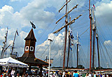 Auf diesem Bild sieht man den Stadthafen Rostocks zur Hanse Sail 2010.