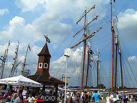 Auf diesem Bild sieht man den Stadthafen Rostocks zur Hanse Sail 2010.