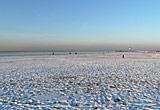 Auf diesem Bild sieht man den Strand von Warnemünde im Schnee.