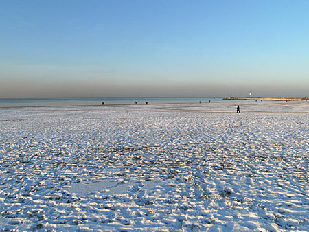 Auf diesem Bild sieht man den Strand von Warnemünde im Schnee.