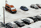 Auf diesem Bild sieht man Autos im Schnee.
