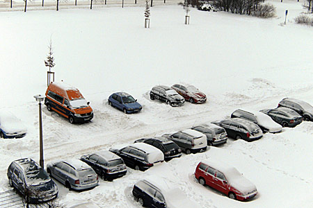 Auf diesem Bild sieht man Autos im Schnee.