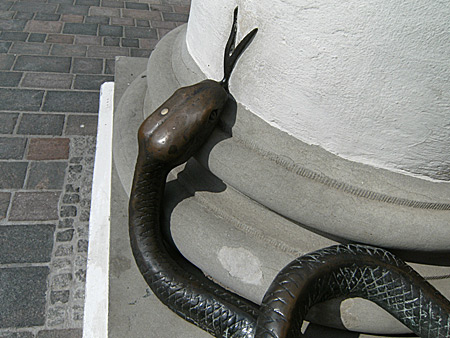 Auf diesem Bild sieht man eine Kupfer-Schlange an einer Säule des Rostocker Rathauses.