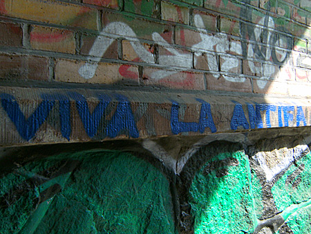 Auf diesem Bild sieht man Graffiti mit dem Schriftzug Viva la Antifa.