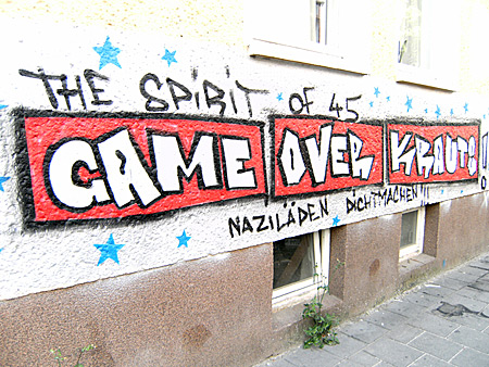 Auf diesem Bild sieht man eine Grafitti mit dem Schriftzug: Game over Krauts - Naziläden dichtmachen.