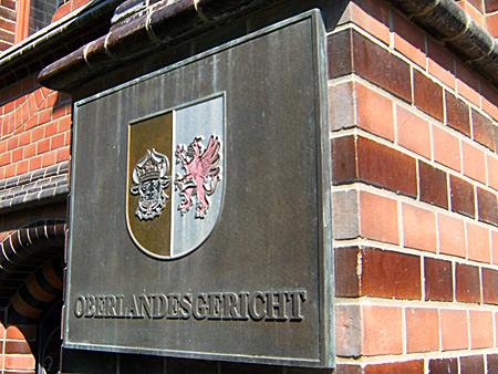 Auf diesem Bild sieht man das Torschild vom Oberlandesgericht in Rostock.