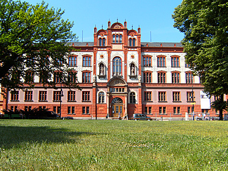 Auf diesem Bild sieht man das Hauptgebäude der Rostocker Uni.