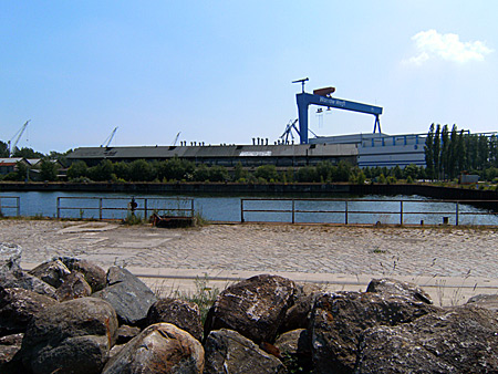 Auf diesem Bild sieht man den großen Lastenkran der Warnow-Werft.