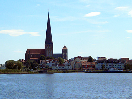 Auf diesem Bild sieht man die St. Petri Kirche vom östlichen Warnow-Ufer.