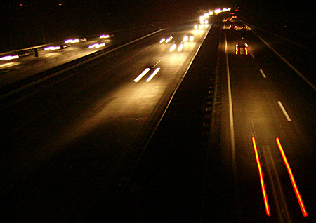 Auf diesem Bild sieht man eine Nachtaufnahme einer Autobahn.