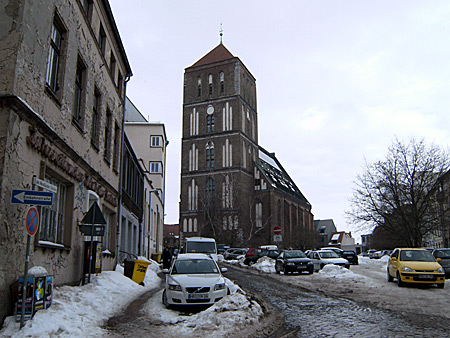 Auf diesem Bild sieht man die Nikolaikirche - noch im Schnee.