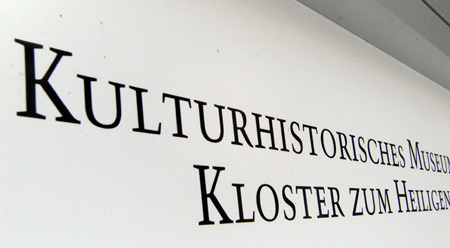 Auf diesem Bild sieht man ein Schild des kulturhistorischen Museums.