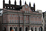 Auf diesem Bild sieht man die Fassade des Rostocker Rathauses.