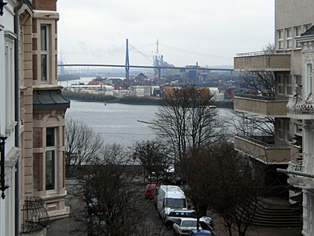Auf diesem Bild sieht man die Elbe samt Hängebrücke.