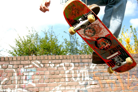 Auf diesem Bild sieht man ein buntes Skateboard.